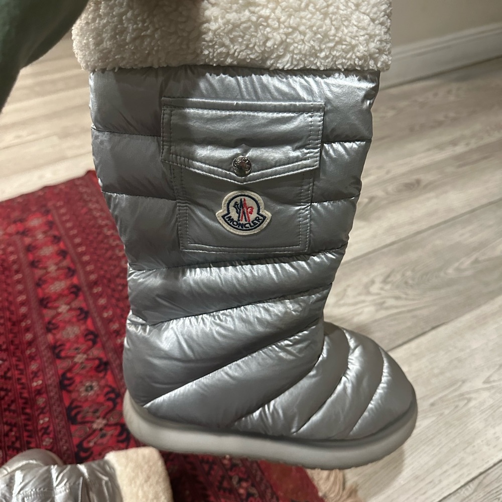 Moncler Silver Quilted Puffer Snow Boots with Faux Fur Cuff - Picture 2 of 5